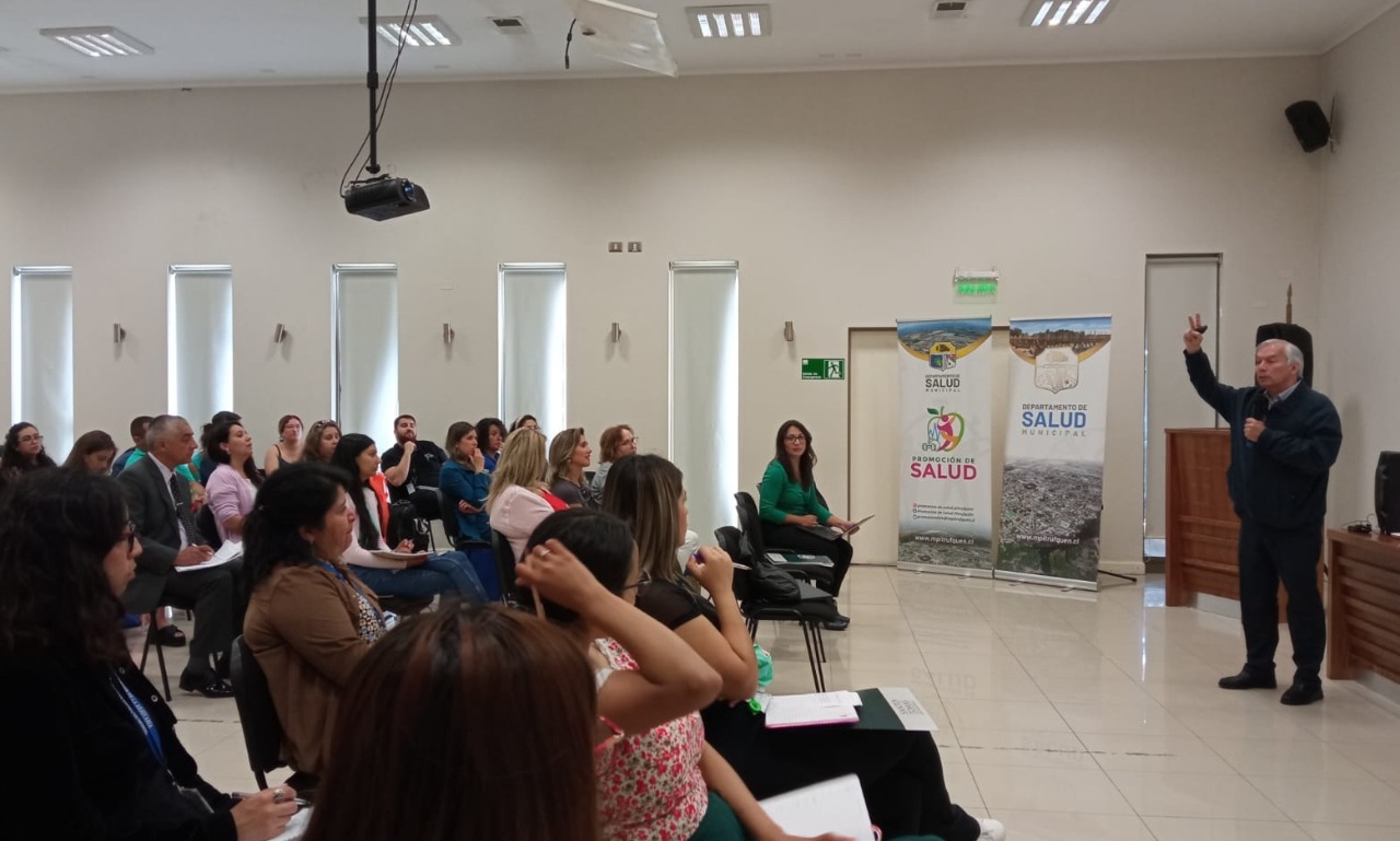 Decano Salud UST dicta curso para funcionarios de Hospital de Pitrufquén