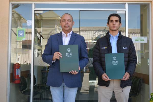 Santo Tomás Copiapó firma convenio con empresa gráfica que beneficiará a estudiantes del área de diseño