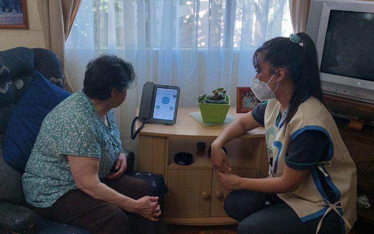 Entregan equipos de teleasistencia para personas mayores y cuidadores de Arauco