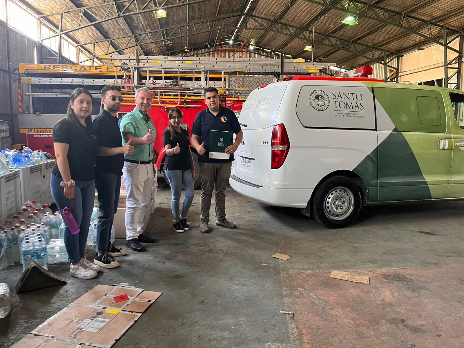 Voluntarios de Santo Tomás despliegan ayuda para damnificados por incendios forestales