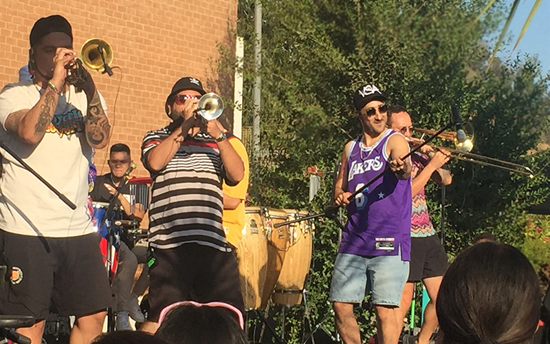 “La Combo Tortuga” hizo bailar a estudiantes que ingresan este año a Santo Tomás Viña Del Mar