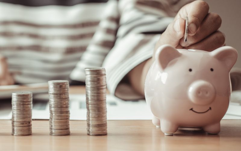 Experta entrega tips para sobrellevar gastos de marzo