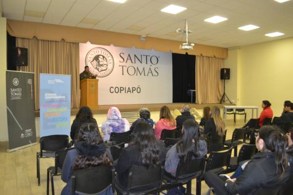 Estudiantes de Santo Tomás participaron en charla de seguridad con Carabineros y Municipio de Copiapó
