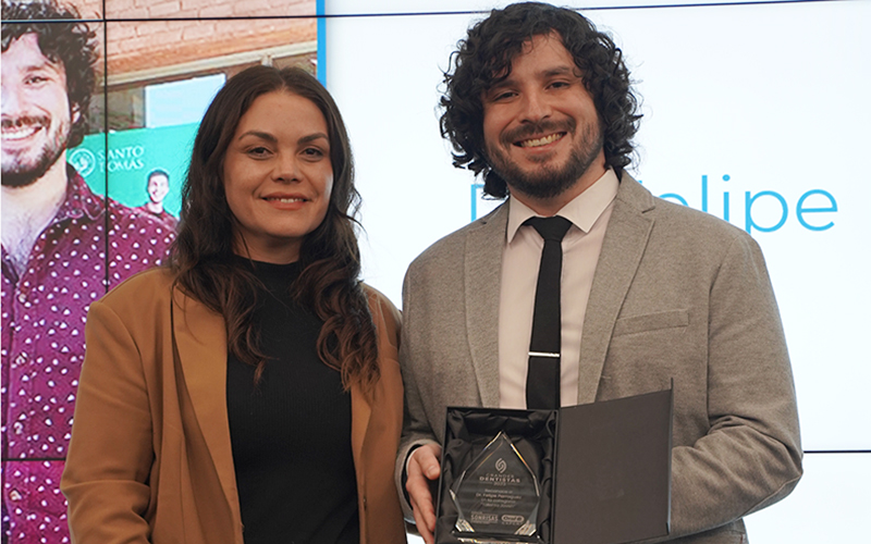 Docente de CFT Santo Tomás Viña del Mar recibe premio a los “Grandes Dentistas” por parte de Fundación Sonrisas y Oral-B