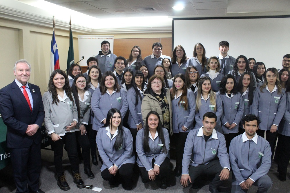 Con cascos blancos fueron investidos estudiantes de Construcción Civil y los de Servicio Social con piochas y encendido de vela