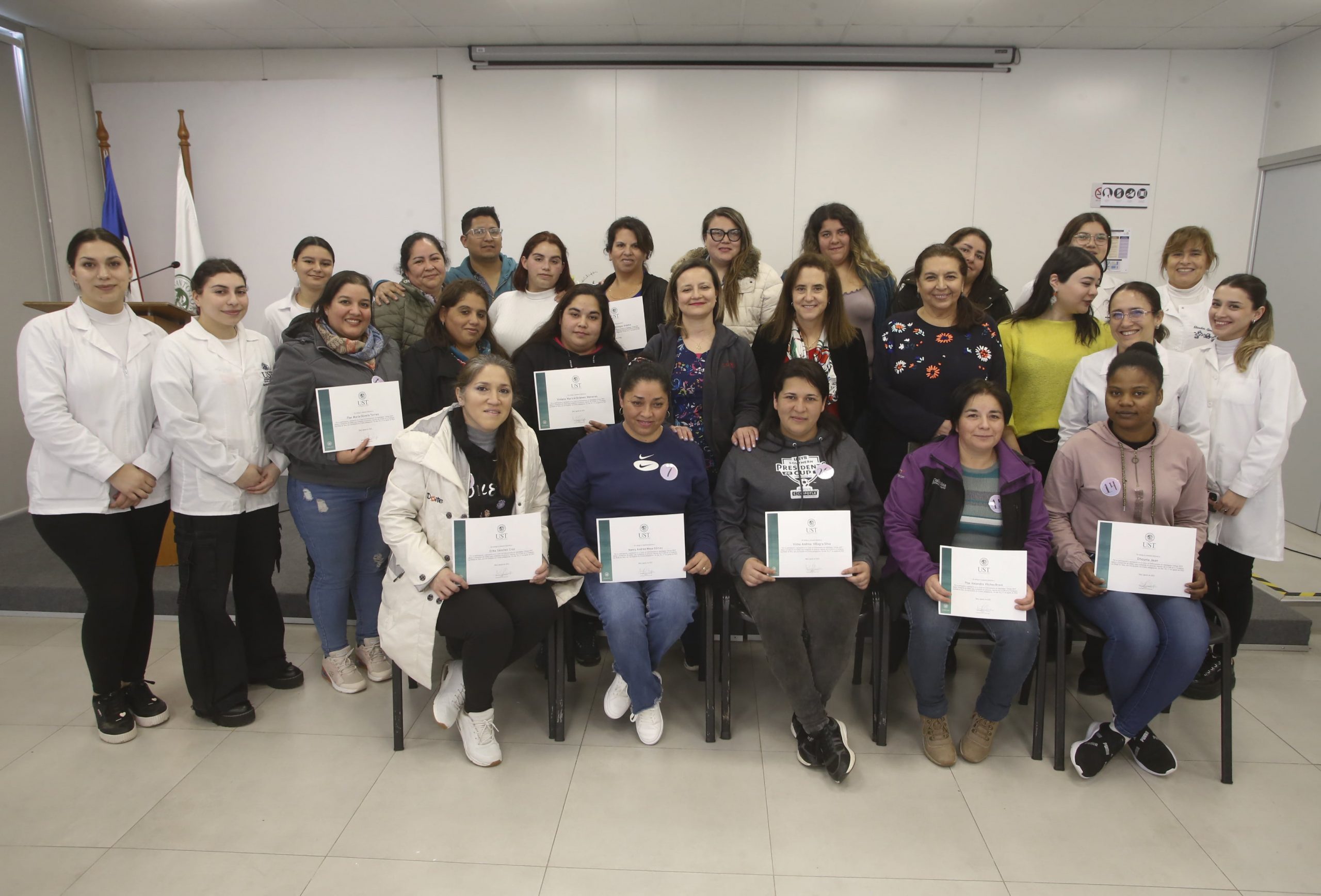 UST Talca realizó capacitación para mejorar cuidado de personas mayores en ELEAM de la Fundación Las Rosas
