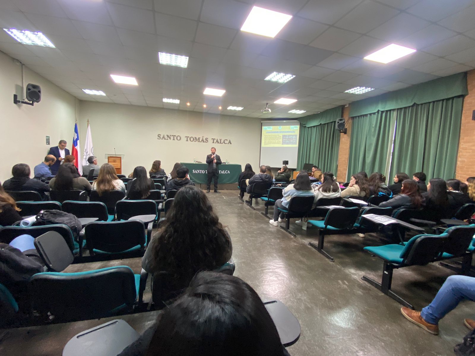 Santo Tomás Talca abordó la lucha contra la discriminación con amplio conversatorio