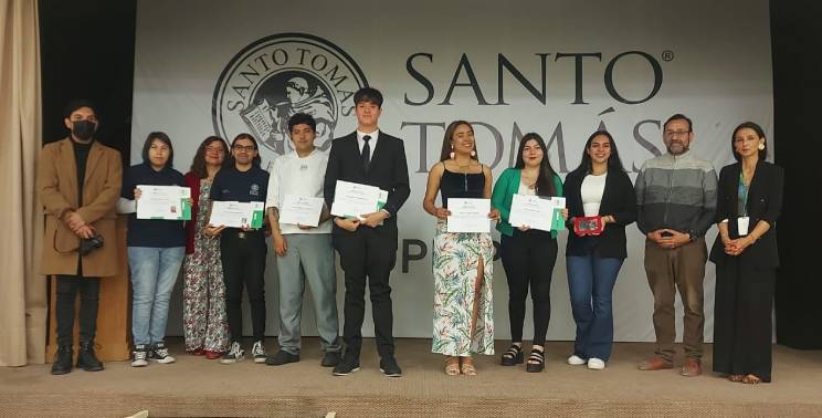 Tema Sello 2023, Excelencia y Esfuerzo: Santo Tomás Copiapó premió a estudiantes ganadoras de concursos de fotografía y micro cuentos