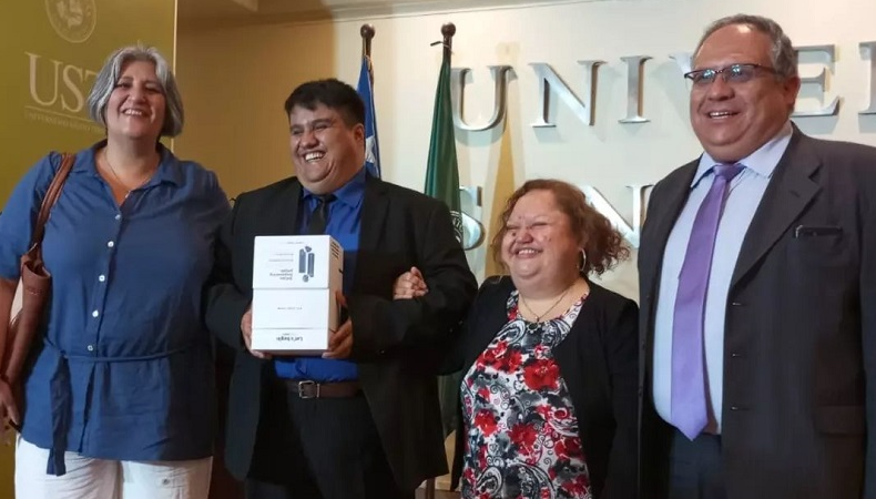 Entrega de lentes OrCam a estudiantes no videntes de la Escuela de Derecho UST Santiago