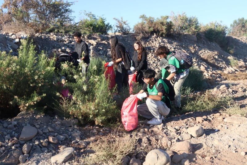 Estudiantes de Santo Tomás limpian la Costanera en Ovalle como parte de sus actividades de bienvenida