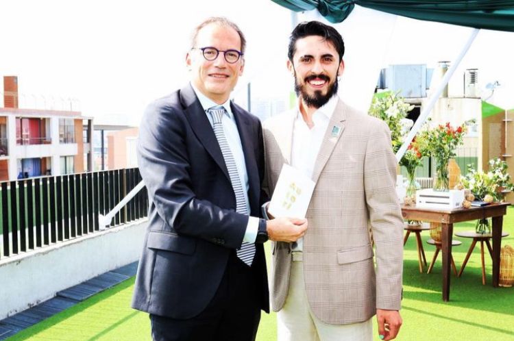 Egresado de Santo Tomás participa en beca mundial entregada por Harvard en colaboración con el Banco Santander: La historia de esfuerzo y superación de Sebastián Díaz Guzmán
