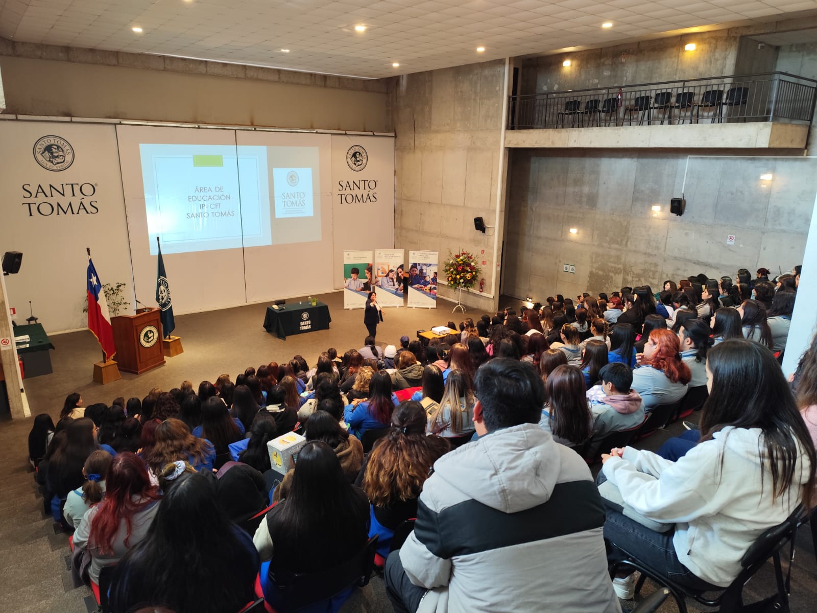 Docente finalista del “Nobel de Enseñanza” dio charla para estudiantes del área de educación de IP-CFT Santo Tomás