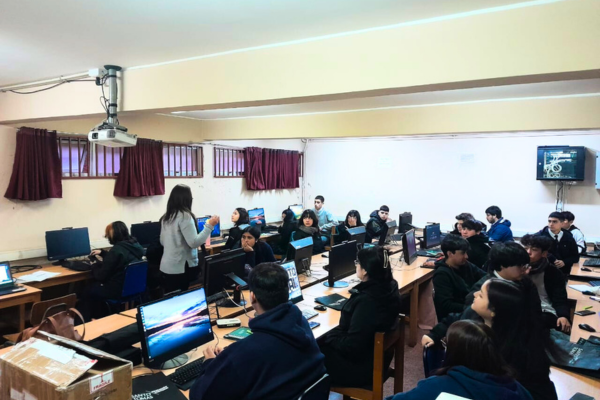 Santo Tomás capacita a estudiantes del Instituto Comercial de Valdivia