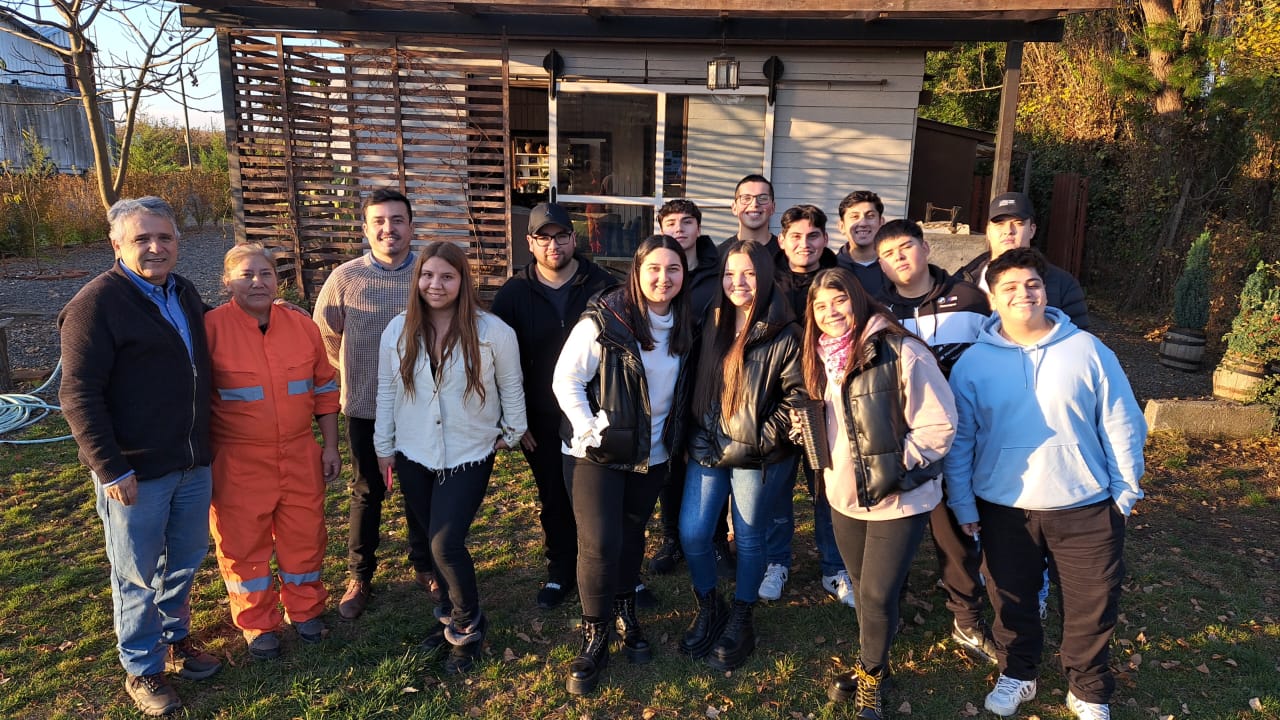 Estudiantes de Ingeniería Comercial conocen los innovadores paneles Resistentes al Fuego y Sustentables de Rootman