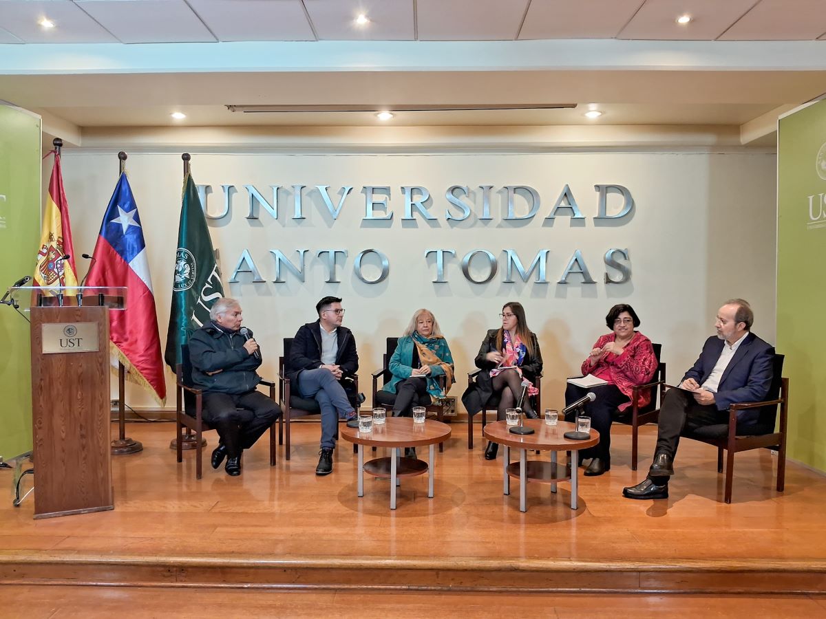 Alta convocatoria alcanza conversatorio UST sobre humanización y voluntariado en Salud