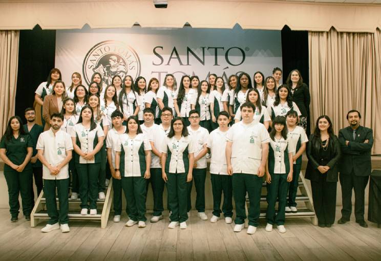 37 Estudiantes de Técnico en Enfermería de Nivel Superior (TENS) mención Terapias Complementaras de Santo Tomás Copiapó reciben investidura