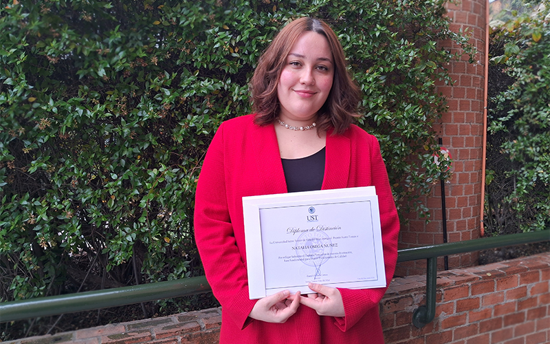 Egresada Natalia Osega recibe el “Premio Santo Tomás” en ceremonias de titulación de sede Viña del Mar