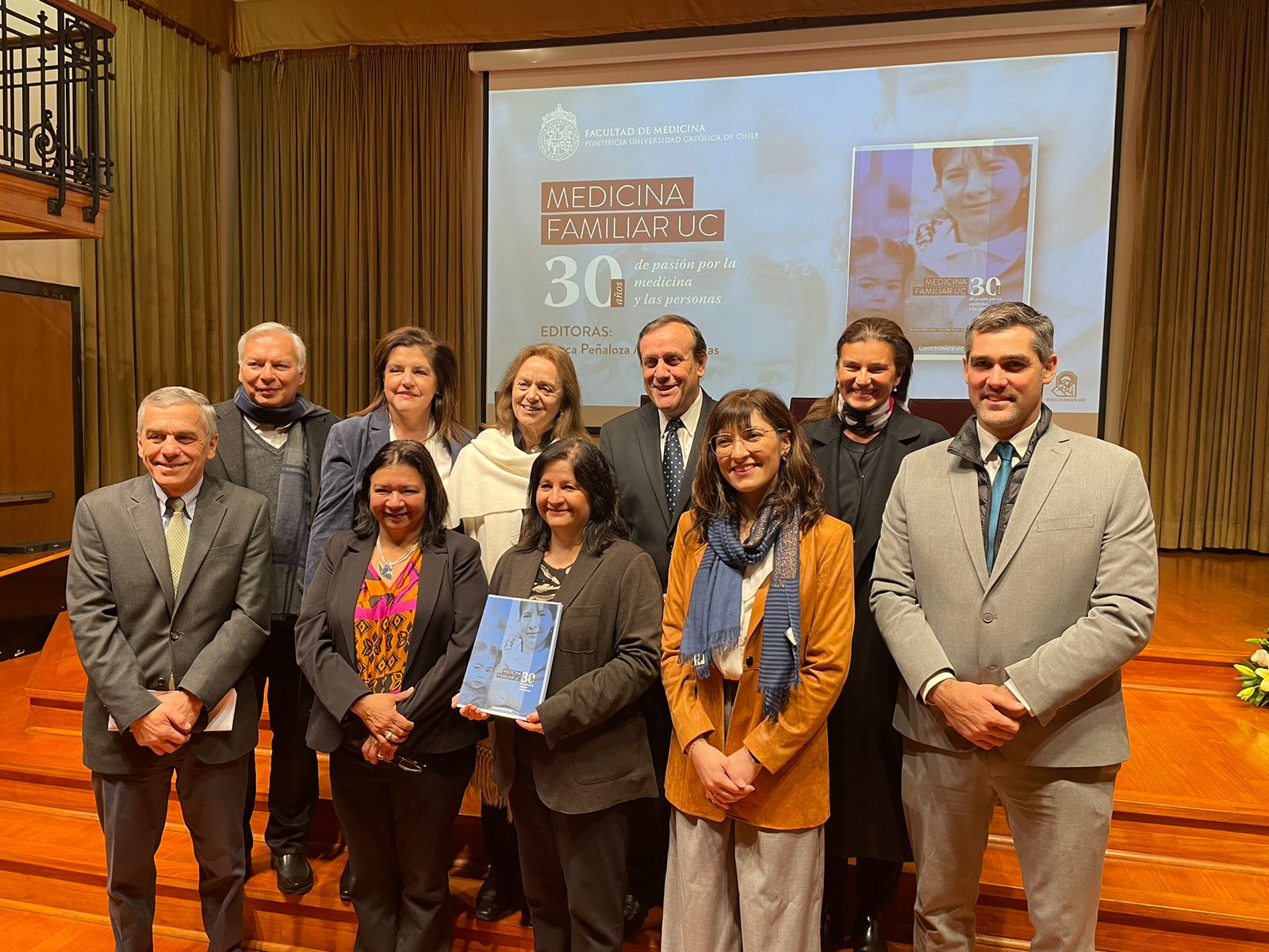 Decano de la Facultad de Salud UST, Dr. Ricardo Fábrega, prologa libro "Medicina Familiar UC. 30 años de pasión por la medicina y las personas"
