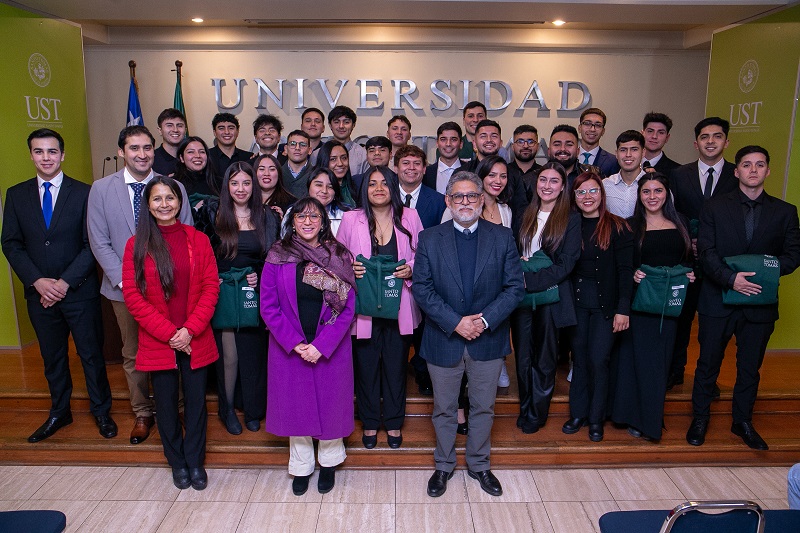 Ceremonia de Investidura de Pedagogía en Educación Física UST Santiago 2024