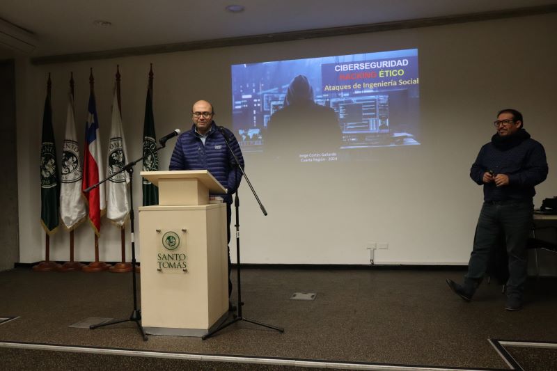 Estudiantes de informática asisten a charla de Ingeniería Social y Ciberseguridad