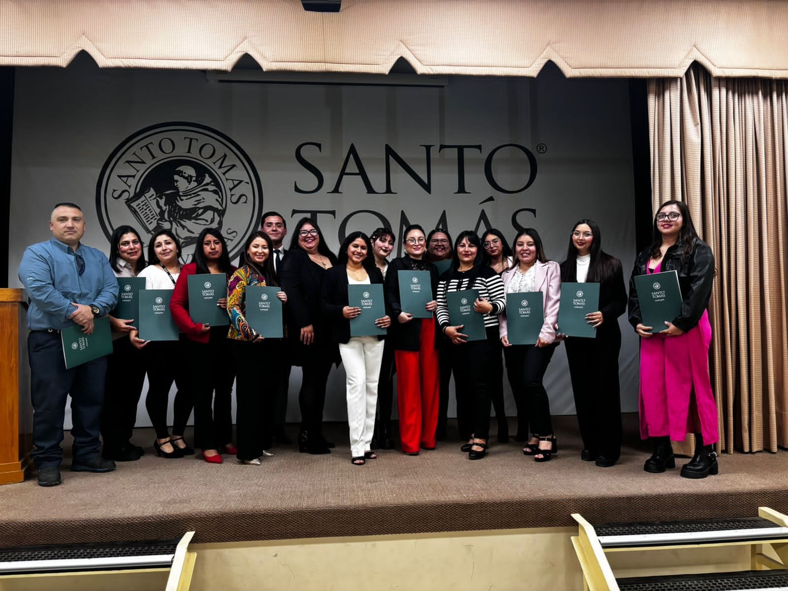 Estudiantes de Técnico en Administración de Recursos Humanos recibieron sus certificados de nivel intermedio