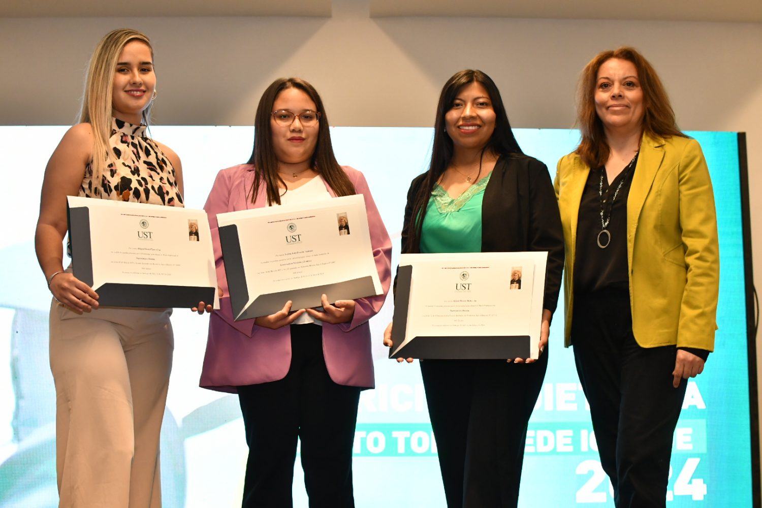 Inédito: Santo Tomás Iquique realizó 11 ceremonias de titulación para cerca de 800 egresados 2023-2024