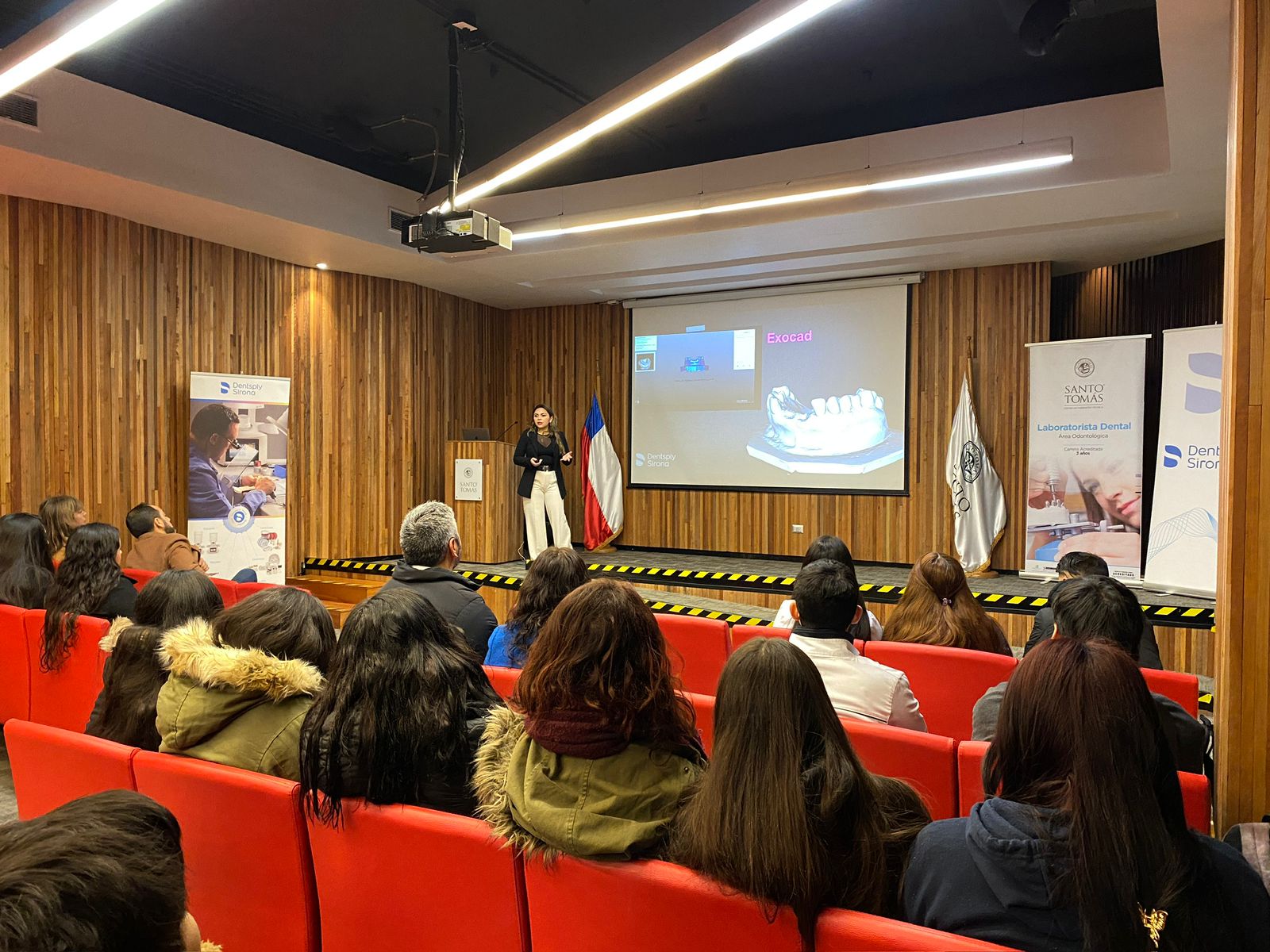 Estudiantes de Laboratorista Dental asisten a la conferencia: "Odontología Digital: Un Camino sin Retorno"