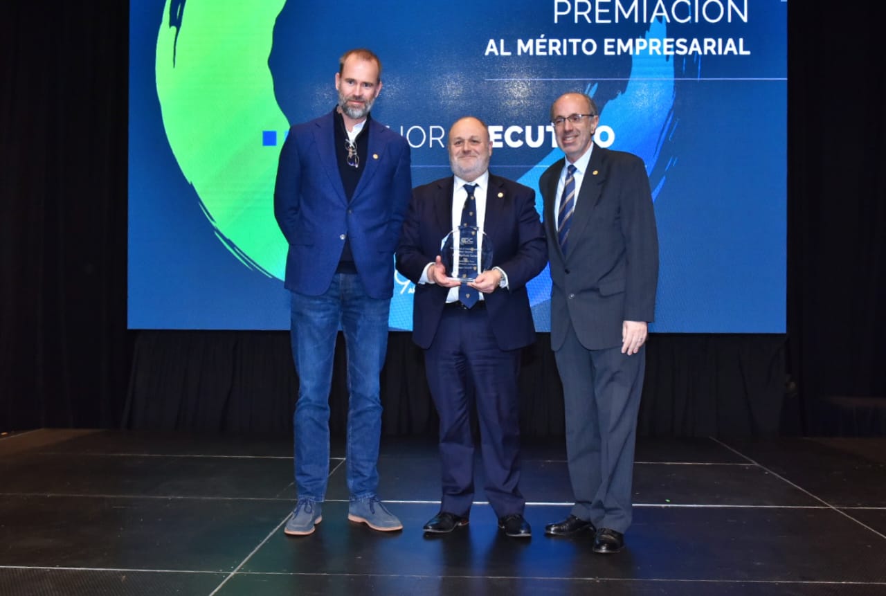 Rector de Santo Tomás Concepción y Los Ángeles recibe reconocimiento por parte de la CPC Biobío