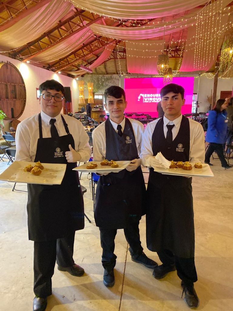 Estudiantes de Gastronomía del CFT Santo Tomás Talca tuvieron una destacada participación en “Encuentro de Vinculación por la Viticultura Patrimonial”