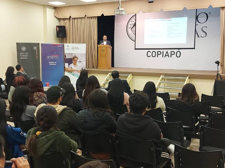 Superintendente de Salud realizó conferencia en Santo Tomás Copiapó