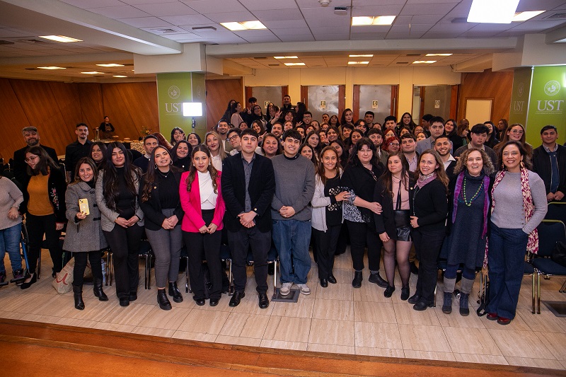 Ceremonia de Investidura de Psicología 2024: "Juntos hemos creados una comunidad de aprendizaje que trasciende las aulas"