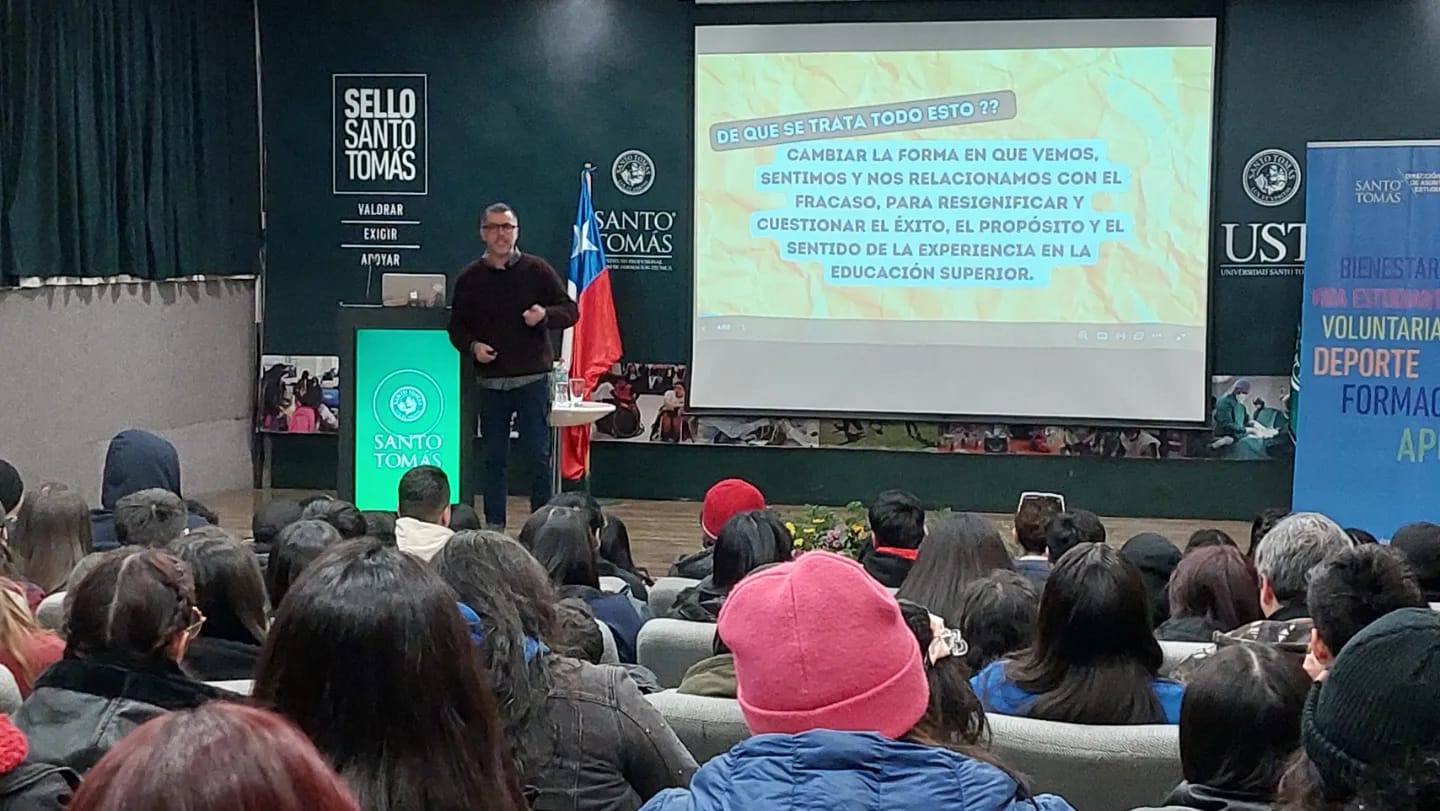 Charla invitó a tomasinos a reflexionar respecto a la gestión del fracaso
