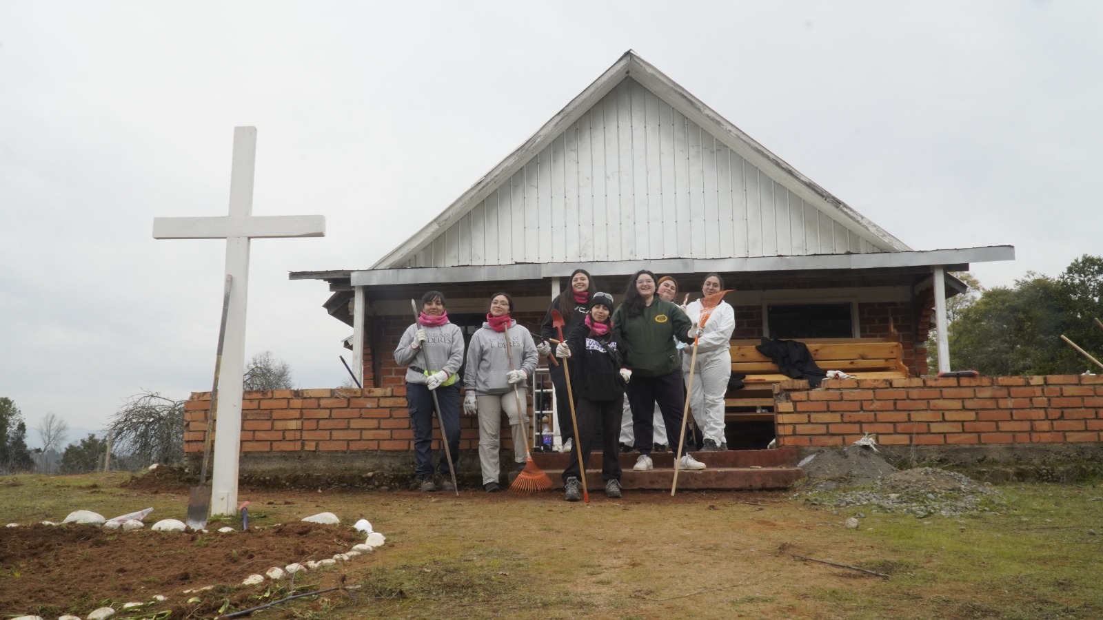 Decenas de voluntarios Santo Tomás Los Ángeles ayudaron a vecinos de Nacimiento con mejora de viviendas y operativos de salud