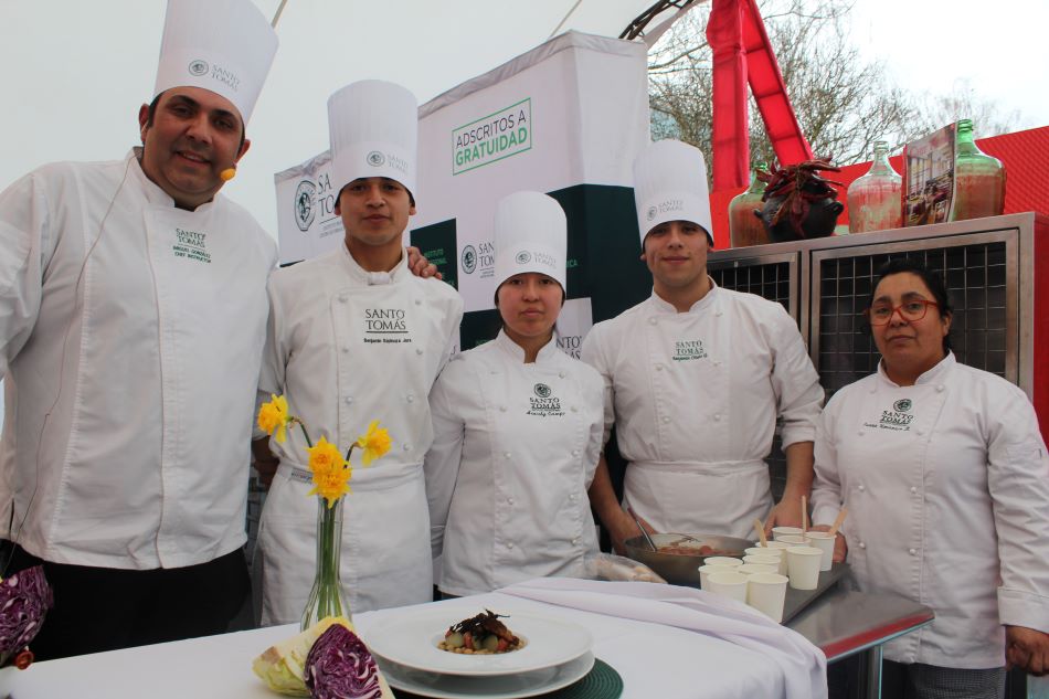 Santo Tomas Chillán dictó clase de cocina en vivo en la VIII versión Fiesta de la Longaniza