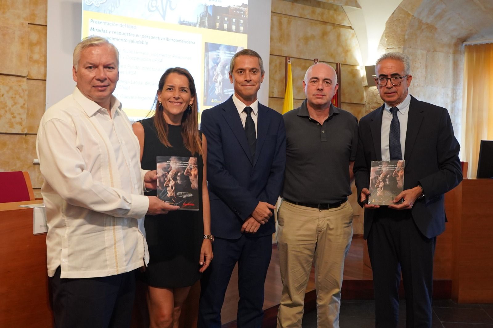 Decano Dr. Ricardo Fábrega presenta libro sobre envejecimiento saludable en la Universidad de Salamanca