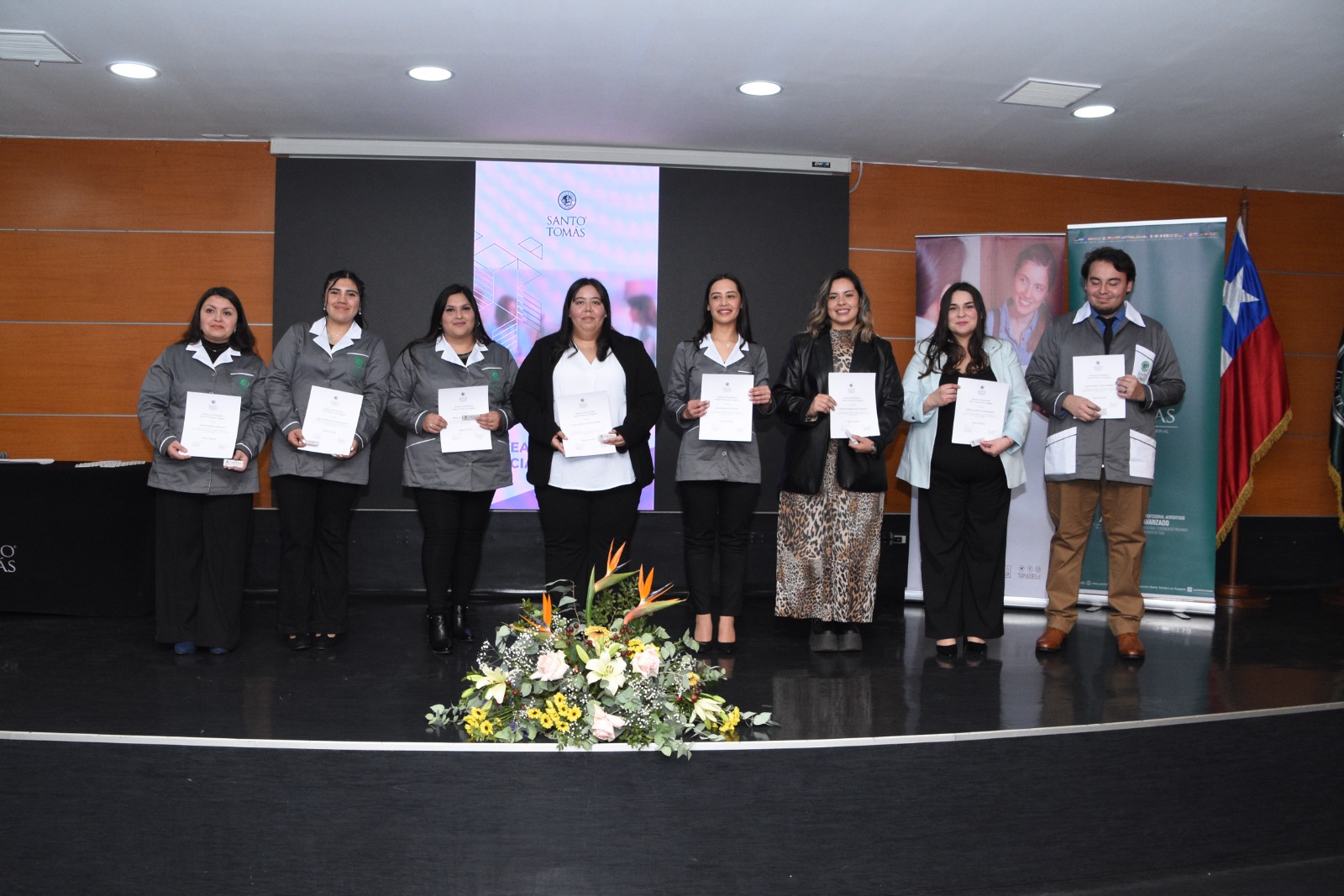 Ceremonia de Investidura de Estudiantes de Servicio Social en Santo Tomás Los Ángeles: Un Paso Clave hacia la Práctica Profesional