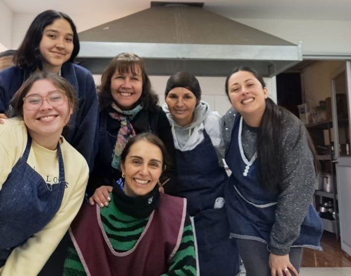 Jóvenes de la Pastoral de Santo Tomás Los Ángeles Visitan el Comedor Fraterno del Obispado de Santa María de Los Ángeles: Un Acto de Solidaridad y Fe