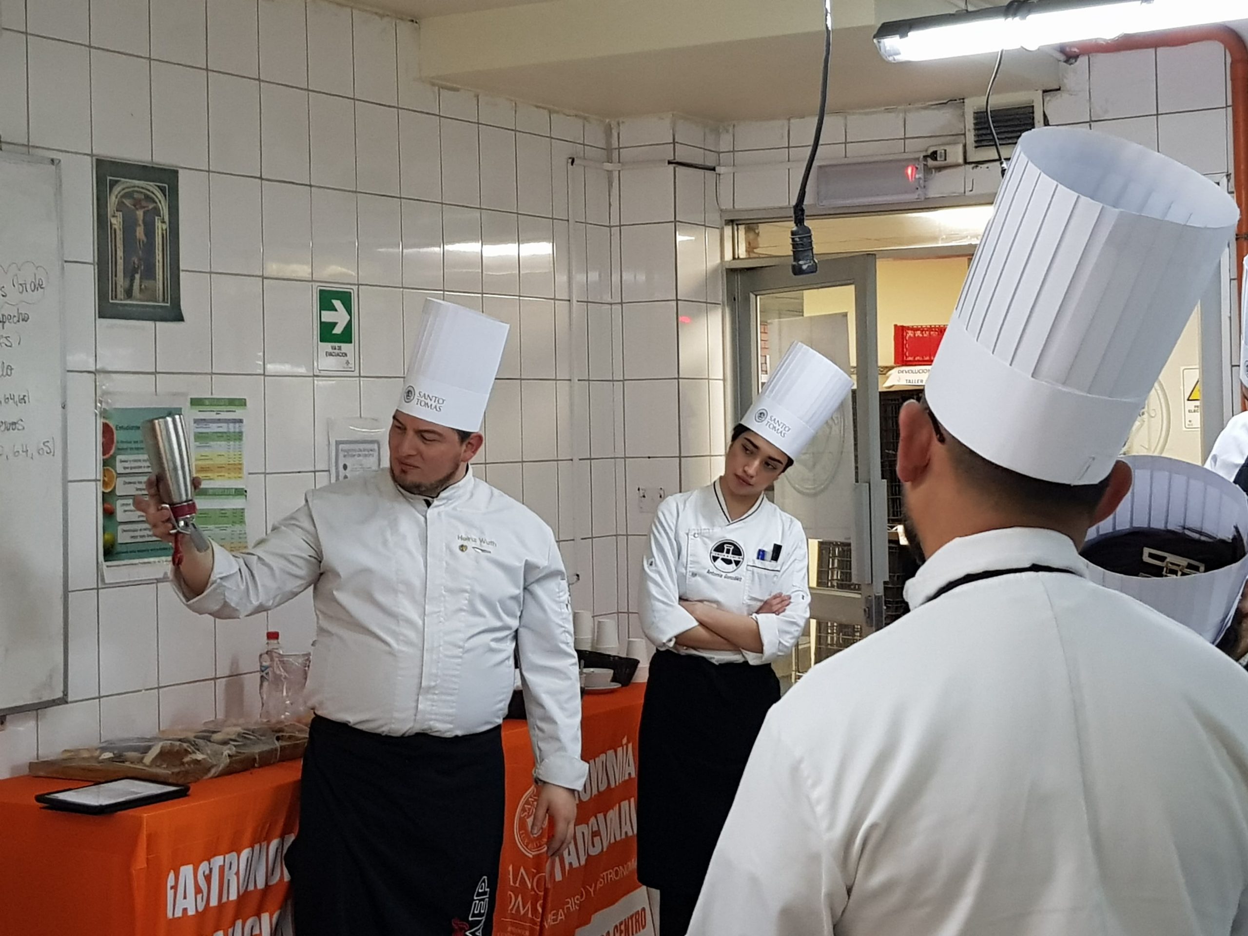 Innovación gastronómica: Docentes de Santo Tomás profundizan en nuevas tendencias culinarias