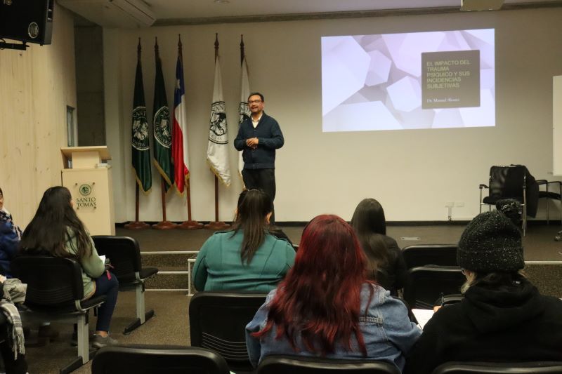 Egresados del área social del IP Santo Tomás Ovalle se reúnen en encuentro anual y asisten a charla sobre el Tratamiento del Trauma