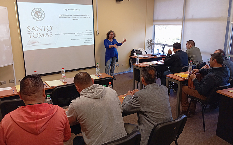 Carrera de Psicología de UST Viña del Mar capacita a dirigentes de asociación regional de funcionarios de Gendarmería