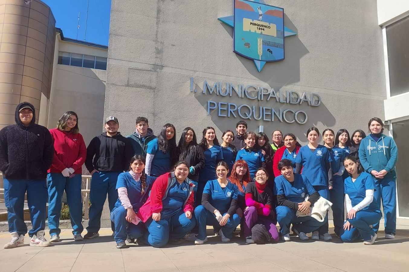Estudiantes de CFT Santo Tomás Temuco participan en operativo veterinario antirrábico en Perquenco
