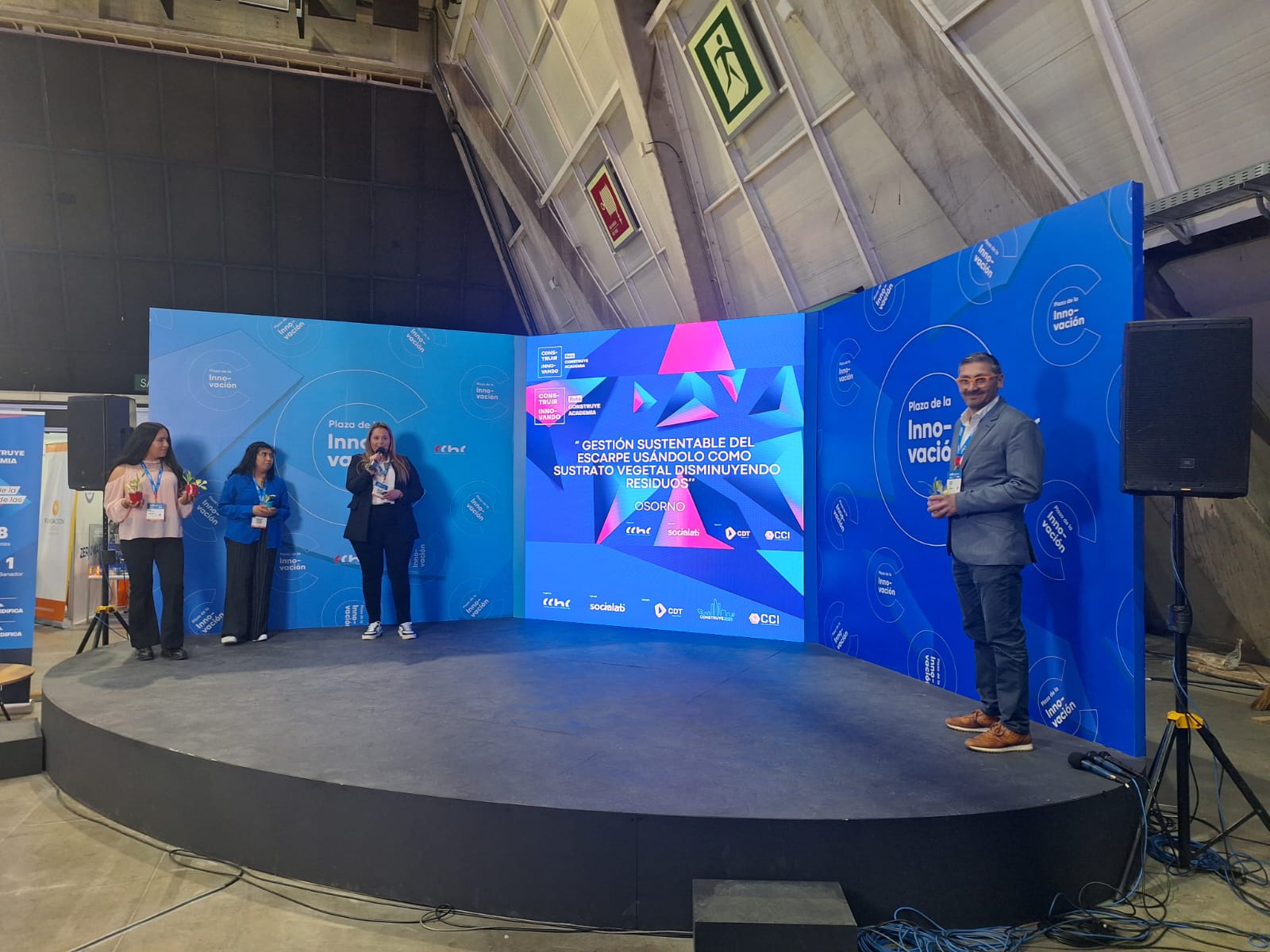 Estudiantes del Área de Ingeniería del IP-CFT participaron en Feria Edifica realizada en Santiago