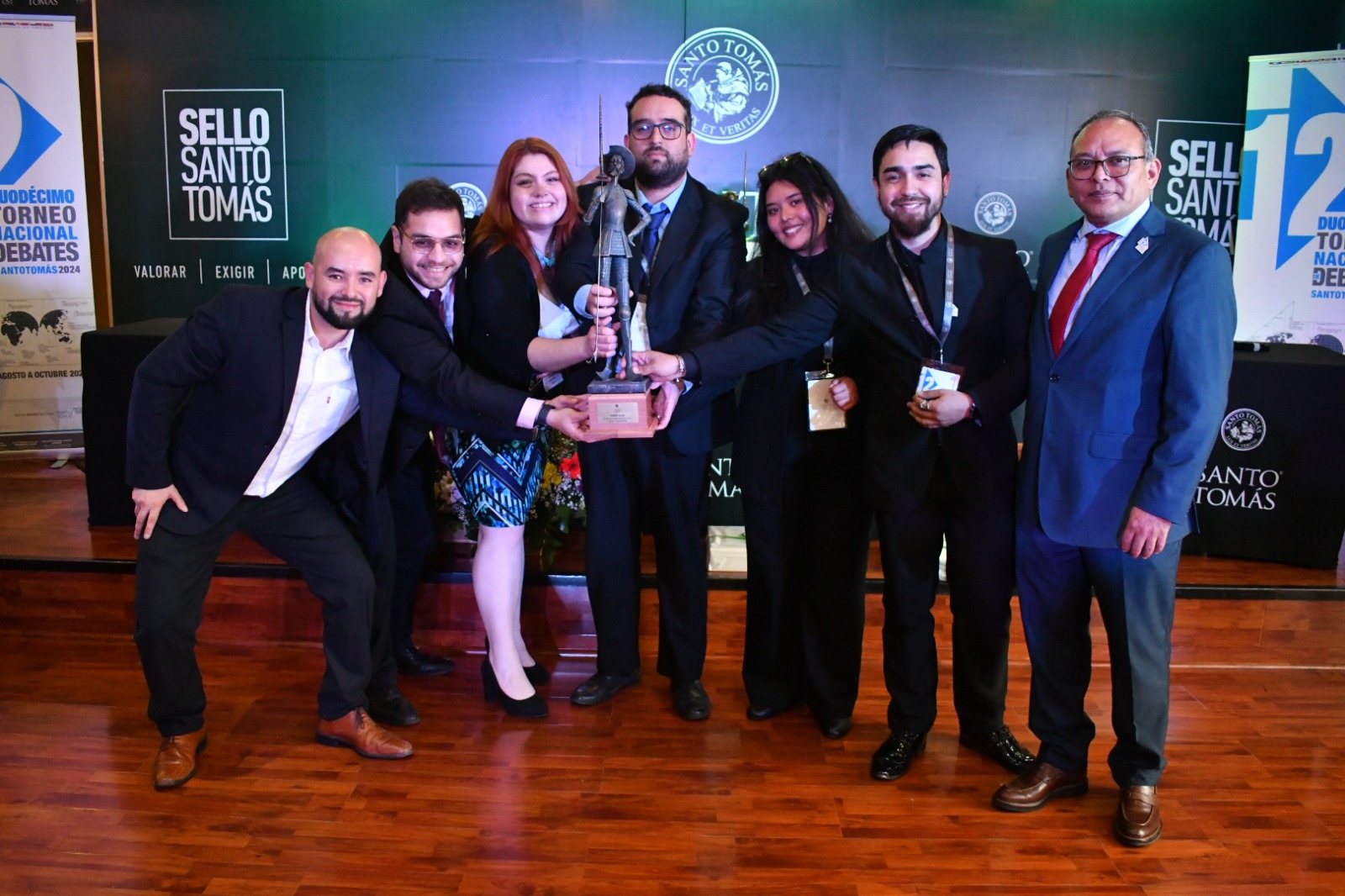 Los Ángeles se lleva doble corona en el 12° Torneo Nacional de Debates Santo Tomás