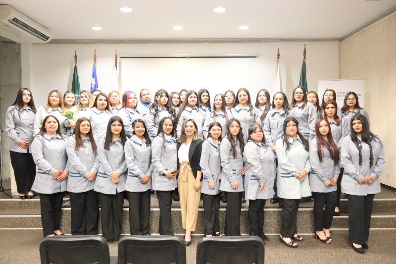 Estudiantes de Técnico en Educación Especial refuerzan su vocación en emotiva ceremonia de investidura