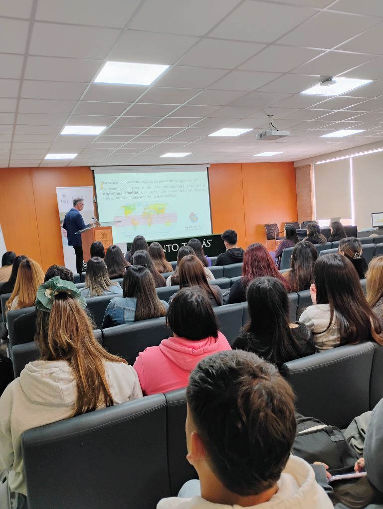 Carrera de Nutrición y Dietética UST Talca abordó problemática alimentaria mundial en Charla dictada por Ingeniero en Alimentos y docente de Santo Tomás