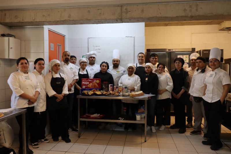 Egresados de Gastronomía del IP-CFT Santo Tomás participan en taller de pastelería