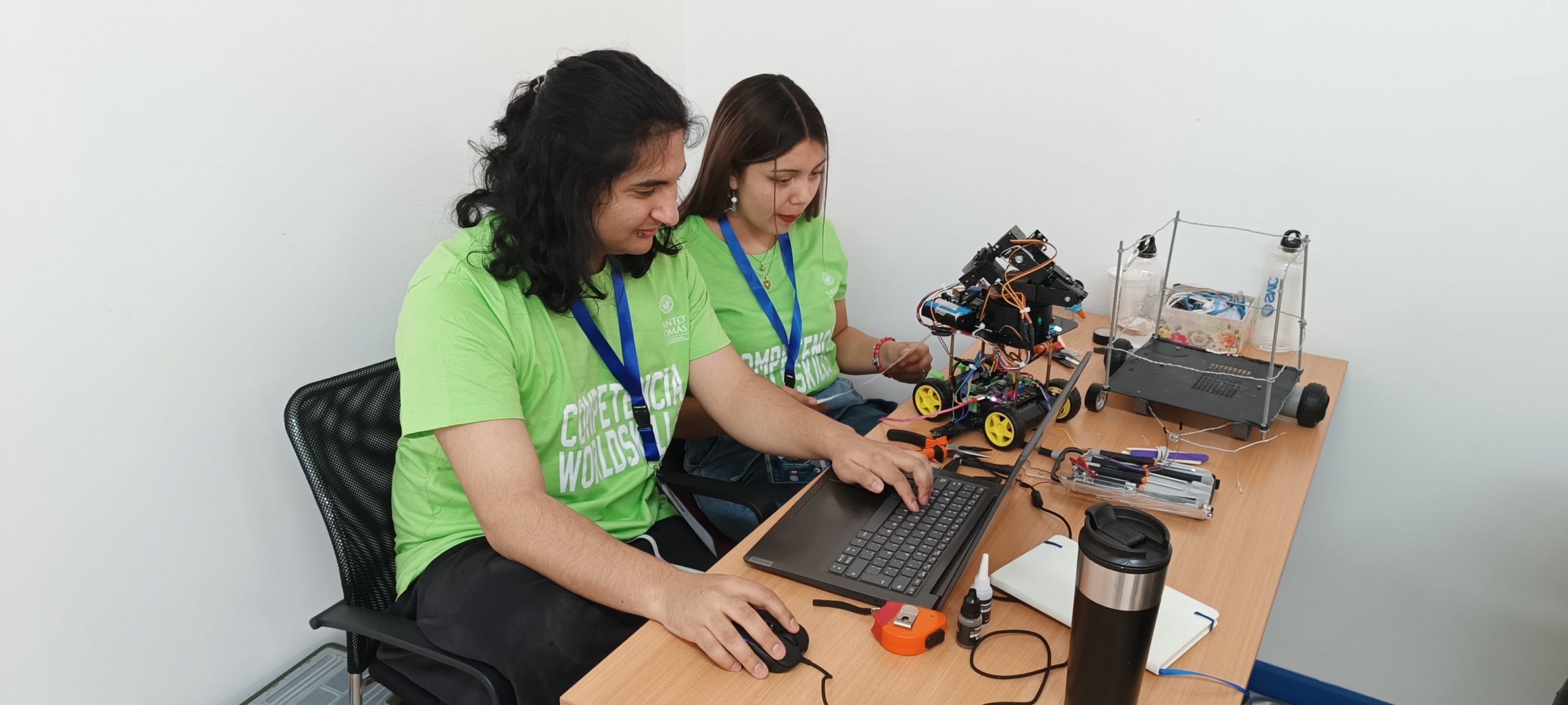 Estudiantes de informática del IP-CFT Santo Tomás Santiago Centro obtienen Medalla de Excelencia en WorldSkills Chile
