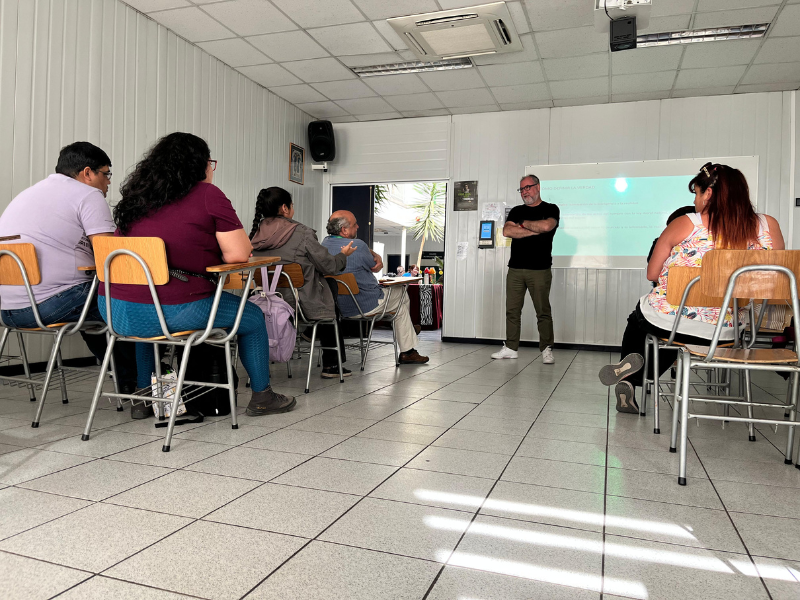 Tomasinos de Puente Alto vivieron conversatorio sobre la posverdad