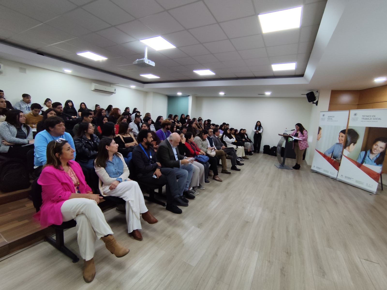 Servicio y Técnico en Trabajo Social comenzaron la celebración de su semana con conversatorio sobre la pobreza multidimensional