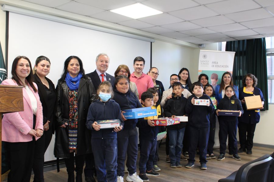 Santo Tomás culmina proyecto de estimulación temprana en la Escuela Cardenal José María Caro